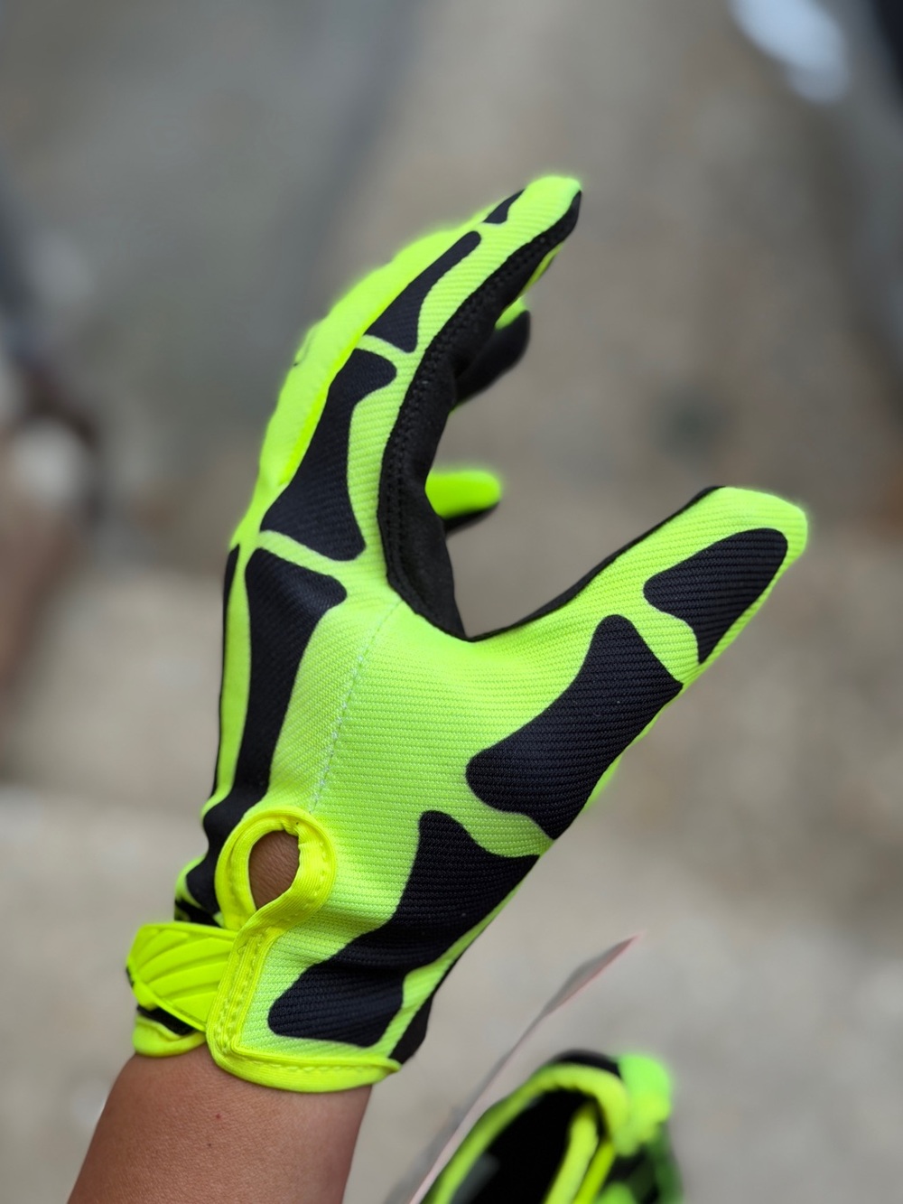 Gloves - Picture 2 of 9